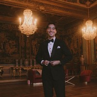 Pada momen resepsi tersebut, Vidi tampil formal dengan setelan jas hitam dan dasi kupu-kupu. Foto: dok. Instagram