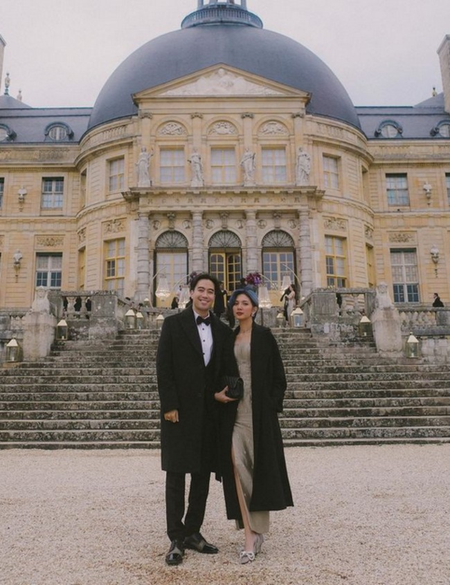 Vidi dan Sheila Dara berpose di luar tempat resepsi yang merupakan sebuah puri yang dibangun pada abad ke-16. Foto: dok. Instagram