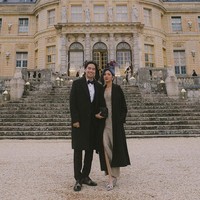 Vidi dan Sheila Dara berpose di luar tempat resepsi yang merupakan sebuah puri yang dibangun pada abad ke-16. Foto: dok. Instagram