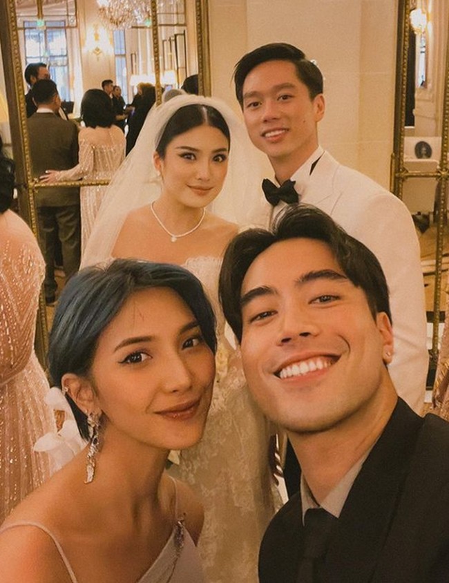 Vidi Aldiano dijuluki duta kondangan Indonesia karena selalu hadir di berbagai momen pernikahan artis, termasuk pernikahan Kevin Sanjaya dan Valencia Tanoesoedibjo di Paris. Inilah momen Vidi dan istrinya Sheila Dara berpose bersama sang pengantin. Foto: dok. Instagram