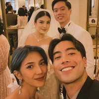 Vidi Aldiano dijuluki duta kondangan Indonesia karena selalu hadir di berbagai momen pernikahan artis, termasuk pernikahan Kevin Sanjaya dan Valencia Tanoesoedibjo di Paris. Inilah momen Vidi dan istrinya Sheila Dara berpose bersama sang pengantin. Foto: dok. Instagram