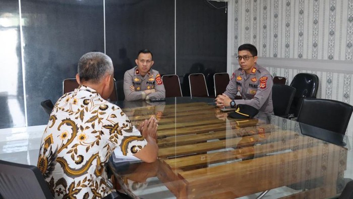 Warga mengadukan keluhan dalam Jumat Curhat Polres Bogor