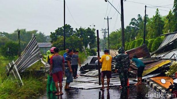 Warung di sekitar RSD Bagas Waras Klaten rusak diterjang angin puting beliung, Sabtu (25/3/2023).