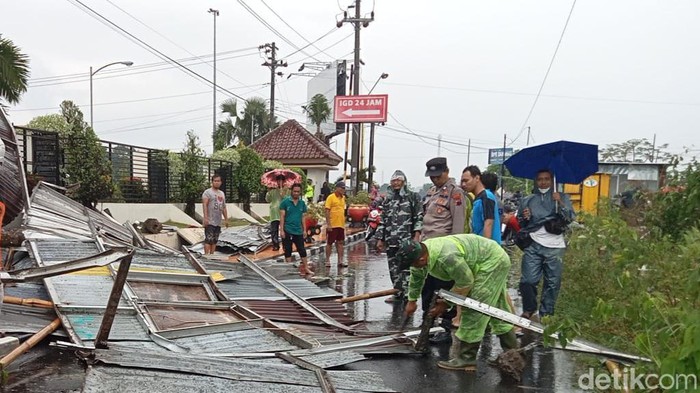 Warung di sekitar RSD Bagas Waras Klaten rusak diterjang angin puting beliung, Sabtu (25/3/2023).