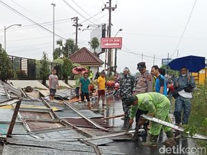 Puting Beliung di Sekitar RSD Klaten, 8 Warung Rusak-Warga Berlarian