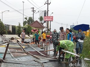 Puting Beliung di Sekitar RSD Klaten, 8 Warung Rusak-Warga Berlarian