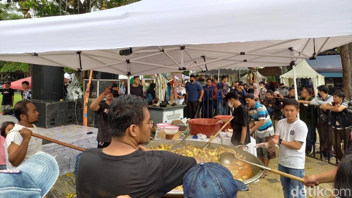 YouTuber Bobon Santoso saat memasak di depan Balai Kota Solo, Sabtu (25/3/2023).