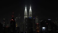 Pemandangan cakrawala Kuala Lumpur dengan Menara Kembar Petronas setelah lampu kembali dinyalakan.