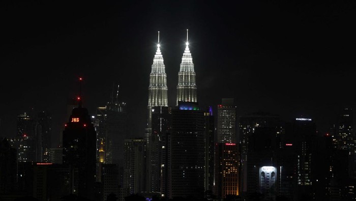 Ada Earth Hour, Pesona Menara Petronas Padam Sejenak A combination picture shows a view of Kuala Lumpur's skyline with Petronas Twin Tower at the centre, during and after observing Earth Hour, in Kuala Lumpur, Malaysia March 25, 2023. REUTERS/Hasnoor Hussain