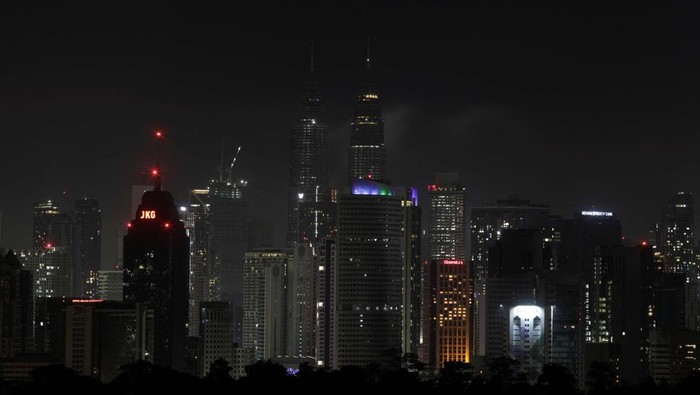 Ada Earth Hour, Pesona Menara Petronas Padam Sejenak A combination picture shows a view of Kuala Lumpur's skyline with Petronas Twin Tower at the centre, during and after observing Earth Hour, in Kuala Lumpur, Malaysia March 25, 2023. REUTERS/Hasnoor Hussain