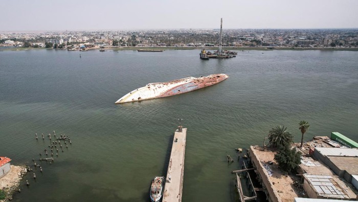 Al-Mansur, Kapal Pesiar Saddam Hussein yang Terbengkalai An aerial view of the 'Al-Mansur' yacht, once belonging to former Iraqi President Saddam Hussein, which has been lying on the water bed for years in the Shatt al-Arab waterway, in Basra, Iraq March 9, 2023.REUTERS/Mohammed Aty NO RESALES. NO ARCHIVES