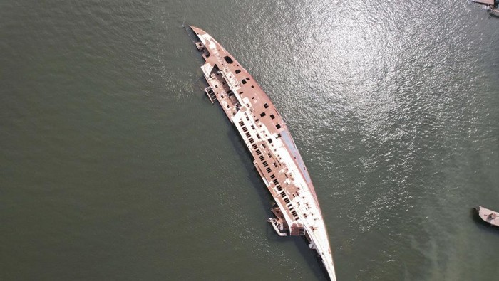 Al-Mansur, Kapal Pesiar Saddam Hussein yang Terbengkalai An aerial view of the 'Al-Mansur' yacht, once belonging to former Iraqi President Saddam Hussein, which has been lying on the water bed for years in the Shatt al-Arab waterway, in Basra, Iraq March 9, 2023.REUTERS/Mohammed Aty NO RESALES. NO ARCHIVES