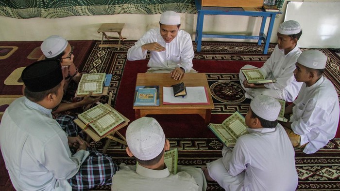 Sejumlah peserta belajar membaca Al Quran saat mengikuti Pesantren Kilat Ramadhan di Al Muslimun Nurul Islam, Palangka Raya, Kalimantan Tengah, Minggu (26/3/2023). Pesantren kilat tersebut dilaksanakan untuk mengisi waktu masyarakat terutama anak-anak pada bulan suci Ramadhan dengan memperdalam ilmu agama Islam yaitu dengan cara baca tulis Al Quran, tahsin, tahfidz, hafalan doa dan belajar kajian kitab kuning. ANTARA FOTO/Makna Zaezar/NZ
