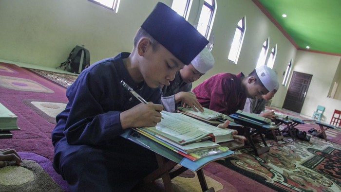 Sejumlah peserta belajar membaca Al Quran saat mengikuti Pesantren Kilat Ramadhan di Al Muslimun Nurul Islam, Palangka Raya, Kalimantan Tengah, Minggu (26/3/2023). Pesantren kilat tersebut dilaksanakan untuk mengisi waktu masyarakat terutama anak-anak pada bulan suci Ramadhan dengan memperdalam ilmu agama Islam yaitu dengan cara baca tulis Al Quran, tahsin, tahfidz, hafalan doa dan belajar kajian kitab kuning. ANTARA FOTO/Makna Zaezar/NZ