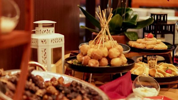 Aston Bogor Hotel & Resort atau biasa dikenal dengan Aston Bogor tawarkan promo iftar, bagi para tamu yang ingin berbuka puasa bersama kerabat maupun keluarga.