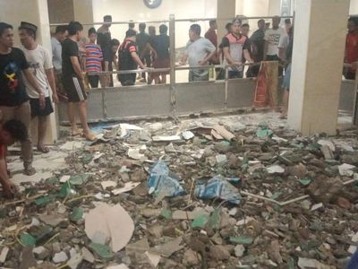Potret Kubah Masjid Makassar Roboh hingga 12 Jemaah Tarawih Terluka