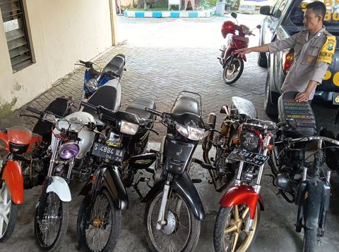 Jalan penghubung Gondang-Pacet di Kabupaten Mojokerto kerap menjadi arena balap liar yang meresahkan masyarakat. Seperti pagi tadi, ratusan penonton maupun pebalap kocar-kacir dibubarkan polisi.