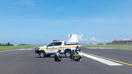 Angkasa Pura I saat melakukan pengecekan runway.