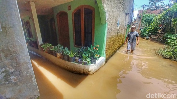 Banjir yang masih menggenangi wilayah Bandung dekat kolam retensi.