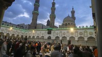 Warga dari berbagai negara termasuk para pelajar Indonesia yang tengah kuliah di Al-Azhar datang ke sini.