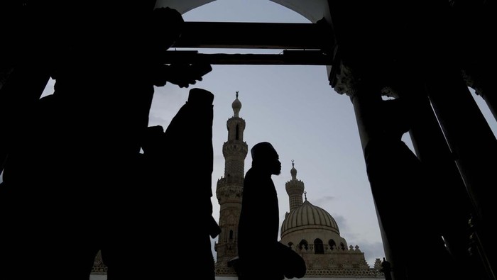 Muslim students enter a free meal distributing point in Al-Azhar mosque, the Sunni Muslim worlds premier Islamic institution, in Cairo, Egypt, Saturday, March 25, 2023. (AP Photo/Amr Nabil)