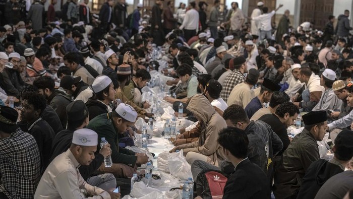 Begini Suasana Buka Puasa Bersama di Masjid Al-Azhar Mesir Muslim students enter a free meal distributing point in Al-Azhar mosque, the Sunni Muslim world's premier Islamic institution, in Cairo, Egypt, Saturday, March 25, 2023. (AP Photo/Amr Nabil)