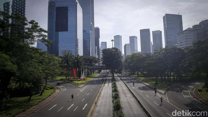 Pemprov DKI Jakarta tetap menyelenggarakan hari bebas kendaraan bermotor (HBKB) atau car free day (CFD) selama bulan Ramadan. Begini suasana CFD pekan pertama Ramadan.