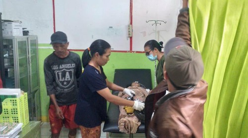 Bocah korban tenggelam di Sungai Wae Kebong, Kampung Pinggang, Desa Pinggang, Kecamatan Cibal, Kabupaten Manggarai, Nusa Tenggara Timur (NTT) saat mendapat pertolongan di Puskesmas Pagal. (Foto: Istimewa)