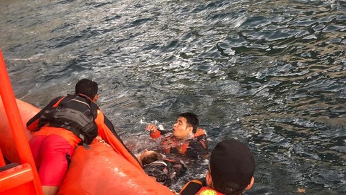 Tim SAR gabungan evakuasi warga negara (WN) Rusia yang cedera kaki dan punggung akibat digulung ombak Pantai Kelingking, Nusa Penida, Minggu (26/3/2023) siang.