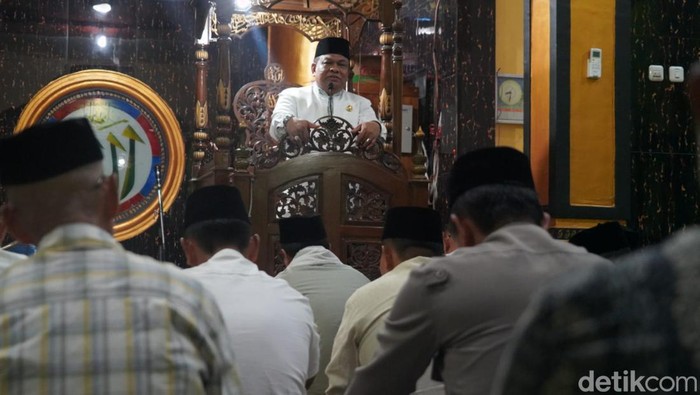 Bupati Bone Andi Fahsar Mahdin Padjalangi saat memimpin Safari Ramadan di Kecamatan Lamuru.