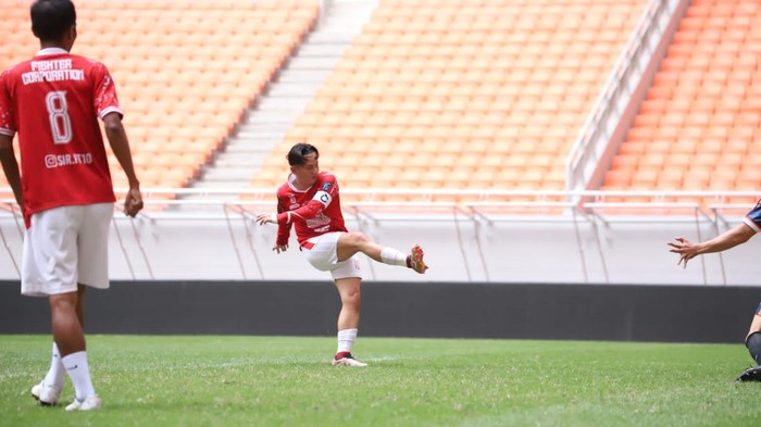Bupati Trenggalek Nur Arifin yang juga gemar bermain sepakbola.