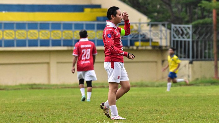 Bupati Trenggalek Nur Arifin yang juga gemar bermain sepakbola.