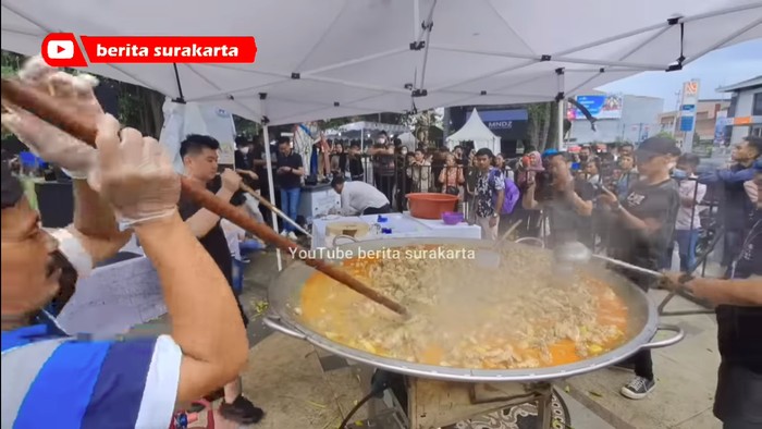 Chef Arnold masak porsi besar