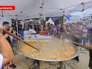 Wow! Di Solo Chef Arnold Masak Gulai 150 Ekor Ayam untuk Dibagi-bagikan