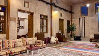 Embrace Doha sendiri merupakan rumah budaya yang berbasis di Souq Al Wakrah, Qatar. Di tempat ini pengunjung bisa mengenal budaya dan warisan Qatar, termasuk tradisi minum kopi. Foto: detikcom/Riska Fitria