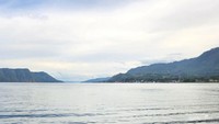 Naik jetski sore hari menjadi pilihan menyenangkan menikmati moment sore di sini