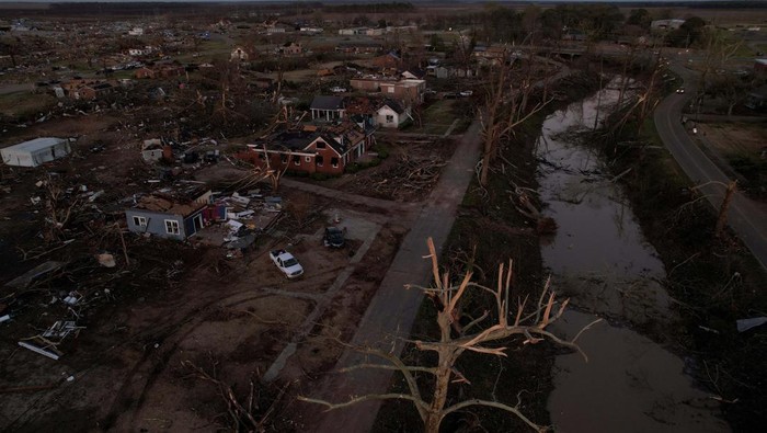 Foto Udara Mississippi Porak-poranda Dihantam Tornado An aerial view of the town of Rolling Fork after thunderstorms spawning high straight-line winds and tornadoes ripped across the state in Rolling Fork, Mississippi, U.S., March 25, 2023. REUTERS/Cheney Orr