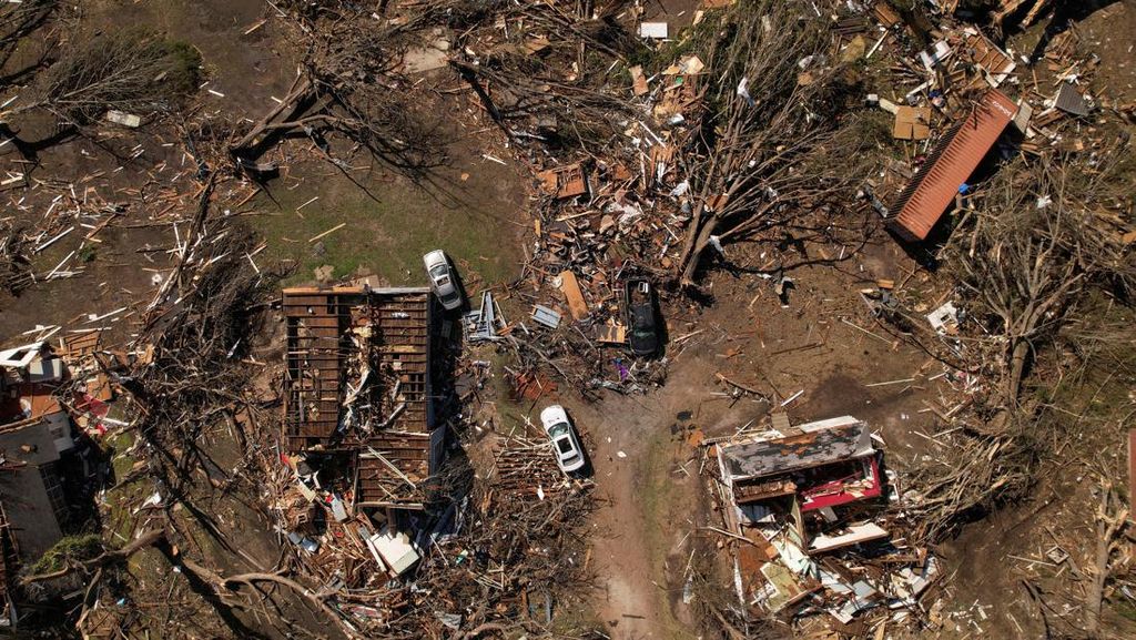 Foto Udara Mississippi Porak-poranda Dihantam Tornado