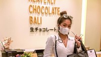 Aspri sekaligus model itu juga sempat membeli cokelat yang sedang populer di Bali. Sepertinya Grece borong banyak cokelat ya? Foto: Instagram @grece_okta