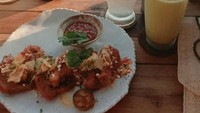 Kali ini asisten pribadi Hotman Paris yang ke 109 itu sedang sunset an seru di restoran La Brisa Bali. Ia memesan beberapa makanan dan minuman segar. Foto: Instagram @grece_okta