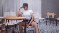 Dengan gaya kerennya, Grece Okta tampil kasual sembari menikmati minuman kopi di salah satu kafe. Foto: Instagram @grece_okta