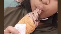 Di Instagram pribadi, Grece kerap membagikan momen saat ia menikmati makanan enak. Salah satunya saat ia cicip es krim cokelat dari Maison Feerie. Foto: Instagram @grece_okta