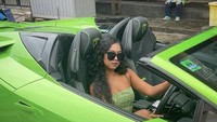 Hotman Paris kembali mengunggah momen bersama asisten pribadi terbarunya yang ke-109. Aspri baru Hotman Paris itu pun mencuri perhatian karena gayanya yang eksotis. Foto: Instagram @grece_okta