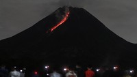 Berdasarkan data BPPTKG periode pengamatan 26 Maret 2023 pukul 00.00 - 06.00 WIB telah terjadi 12 kali guguran lava pijar dengan dengan jarak luncur maksimal 1.700 meter ke arah barat daya.