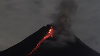 Guguran lava pijar Gunung Merapi terlihat dari Turi, Sleman, DI Yogyakarta, Minggu (26/3/2023).