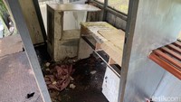 Karena lama tak digunakan meja yang ada di dalam halte ini juga ikut rusak.