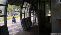Karena kondisinya tak terawat, penumpang kendaraan umum enggan menunggu angkutan umum atau bus didalam halte tersebut.