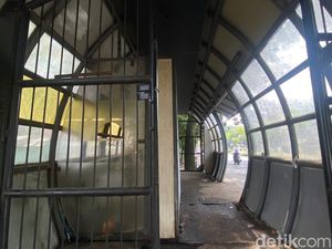 Halte Kapsul di Bandung Terbengkalai dan Bau Pesing