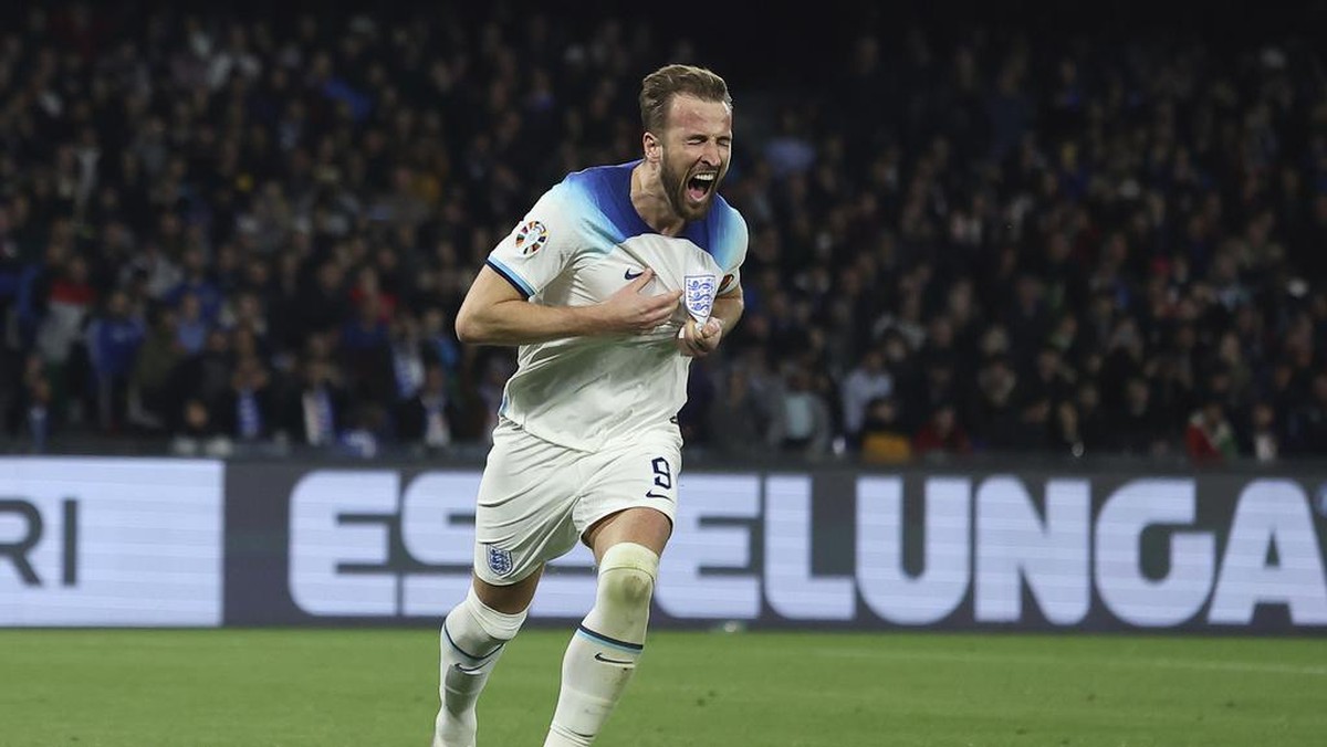 PM Inggris selamati Harry Kane yang baru pecahkan rekor top scorer Timnas Inggris (AP/Alessandro Garofalo)