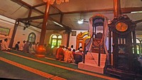 Sejumlah warga mengikuti salat dzuhur berjamaah di Masjid Agung Kasunyatan atau Masjid Kuno di Kasemen, Kota Serang, Banten, Minggu (26/3/2023).